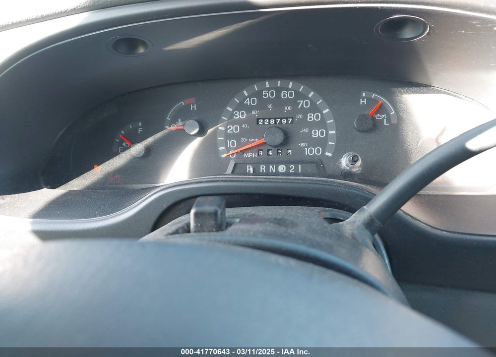 2001 FORD E-350 SUPER DUTY VIN: 1FBSS31L81HA60287