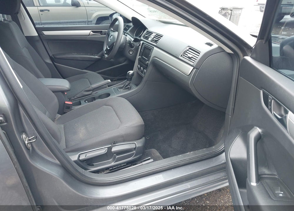 2017 VOLKSWAGEN PASSAT VIN: 1VWAT7A3XHC071775
