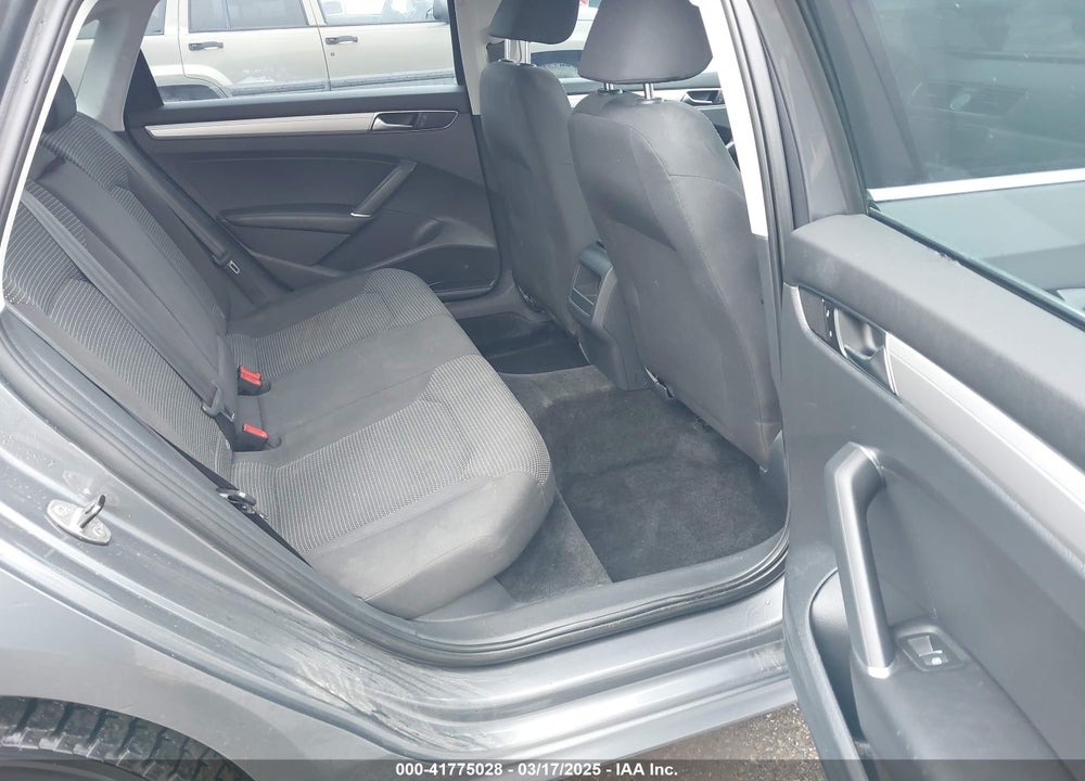 2017 VOLKSWAGEN PASSAT VIN: 1VWAT7A3XHC071775