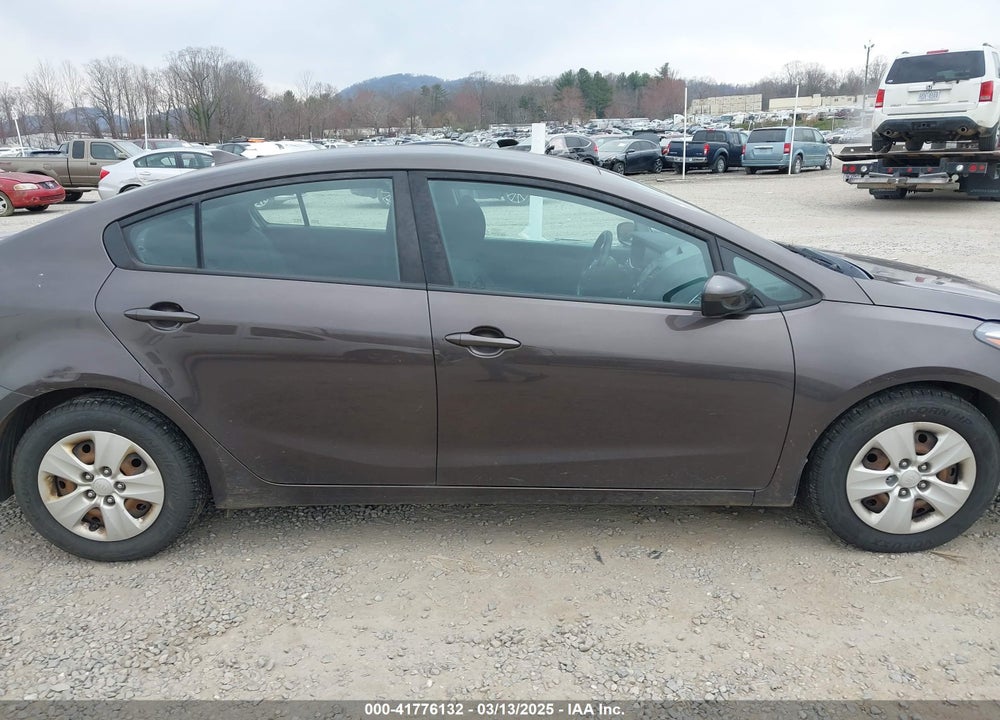 2017 KIA FORTE VIN: 3KPFL4A72HE123838