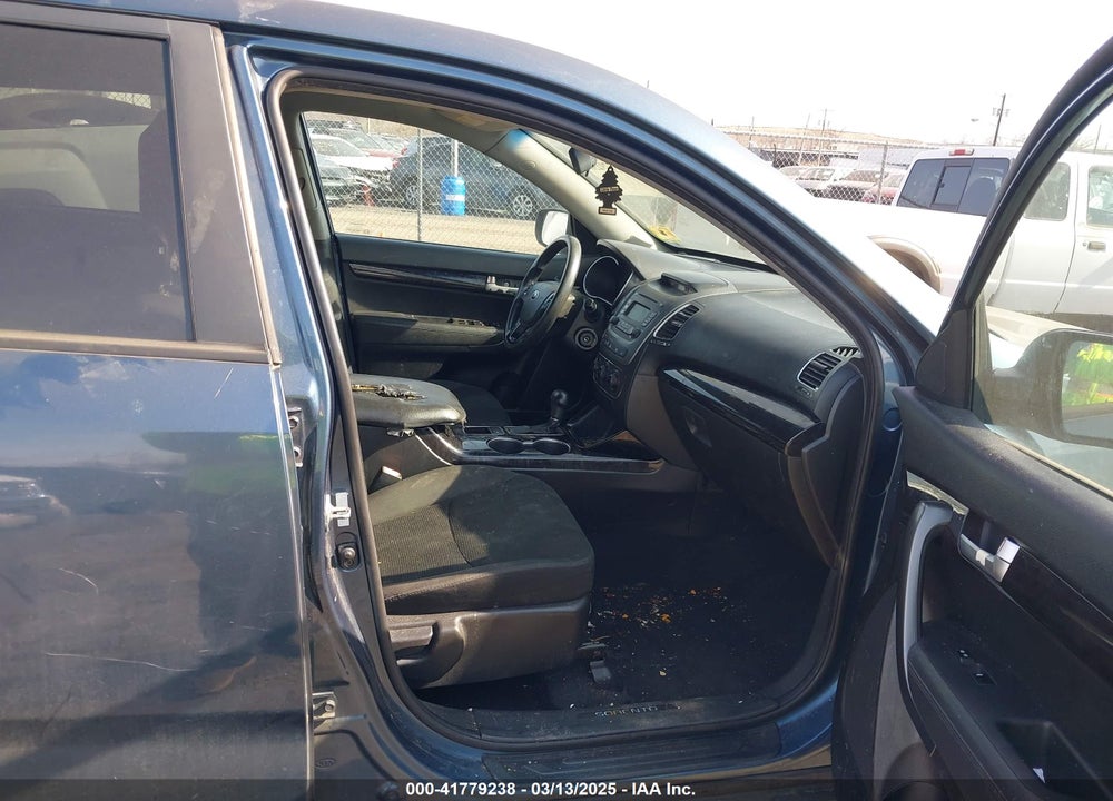2014 KIA SORENTO LX VIN: 5XYKT3A69EG431054