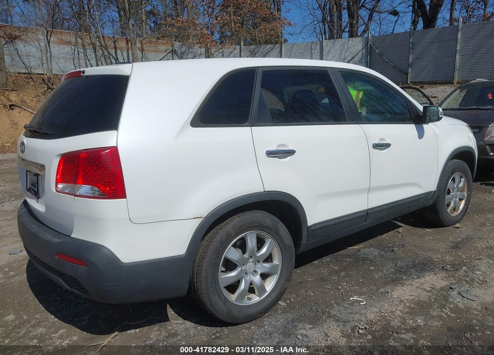 2011 KIA SORENTO VIN: 5XYKT3A18BG098989