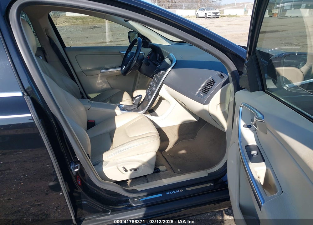 2014 VOLVO XC60 VIN: YV4952DL7E2518995