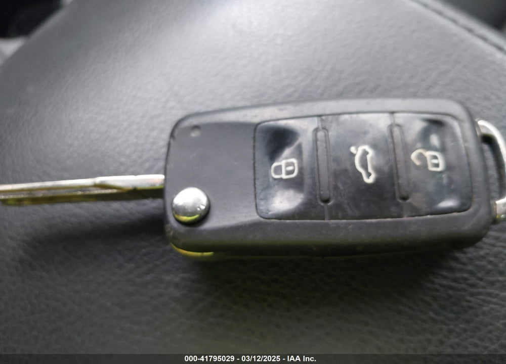 2013 VOLKSWAGEN TIGUAN VIN: WVGBV3AX8DW564470