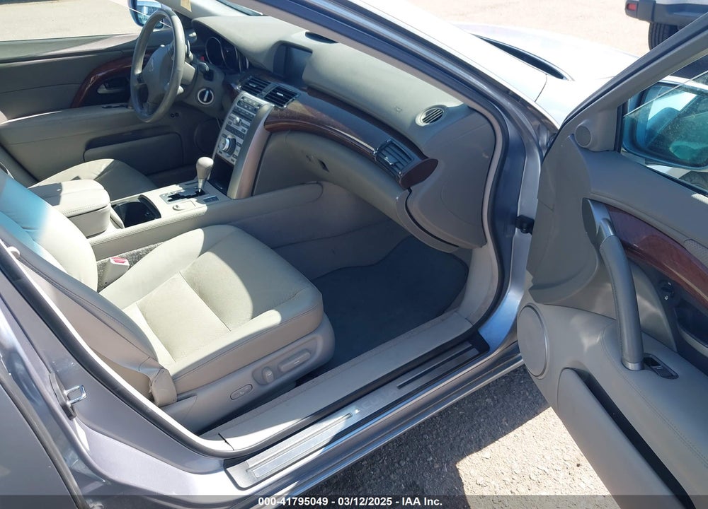 2005 ACURA RL VIN: JH4KB16555C008420