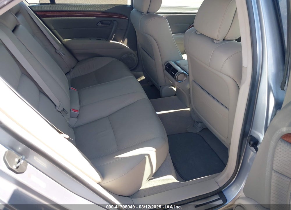 2005 ACURA RL VIN: JH4KB16555C008420