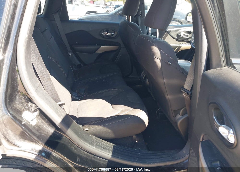 2017 JEEP CHEROKEE VIN: 1C4PJLCB7HW662614