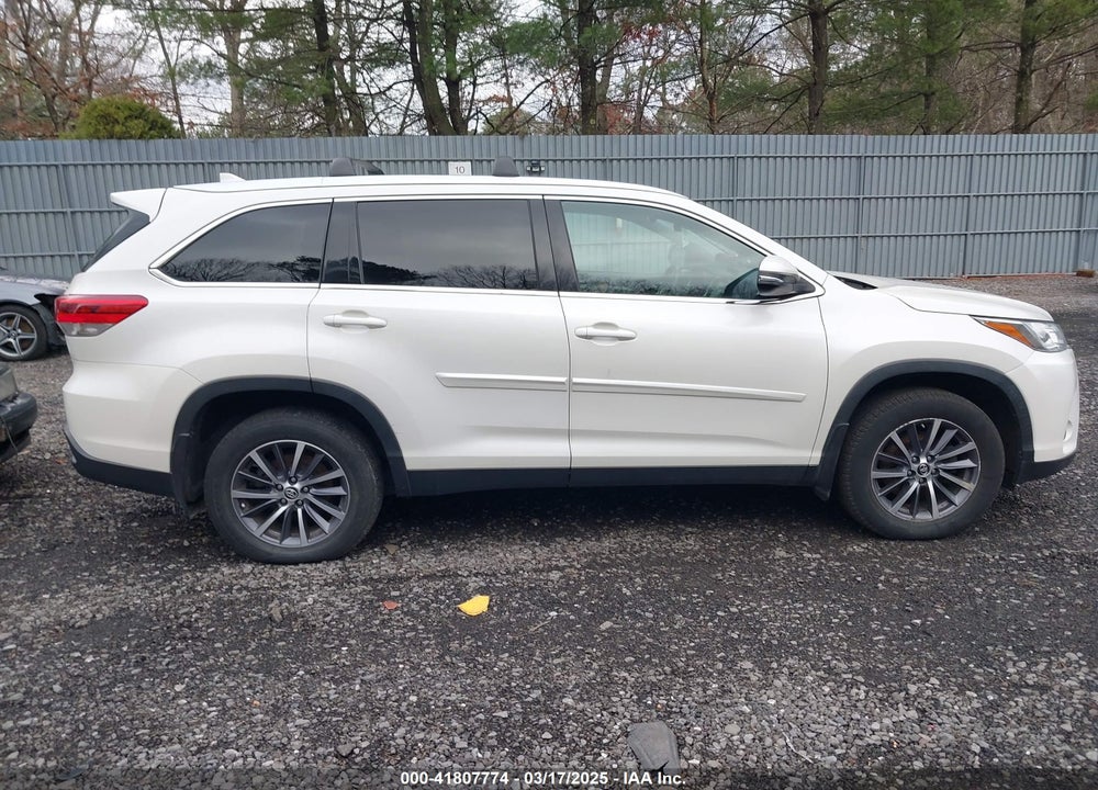 2019 TOYOTA HIGHLANDER XLE VIN: 5TDJZRFH3KS605142