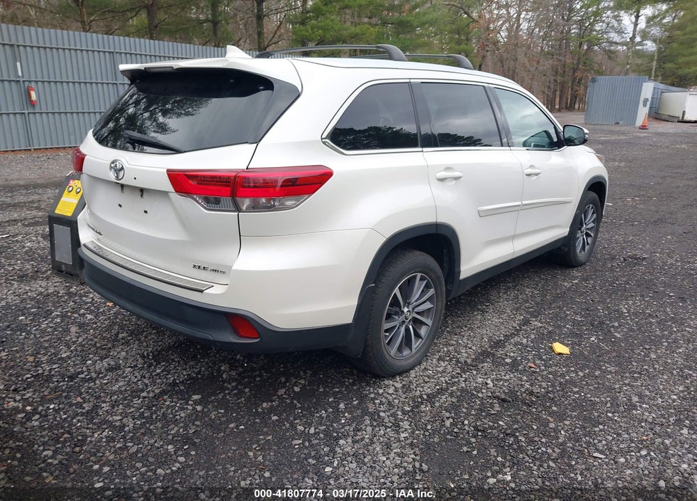 2019 TOYOTA HIGHLANDER XLE VIN: 5TDJZRFH3KS605142