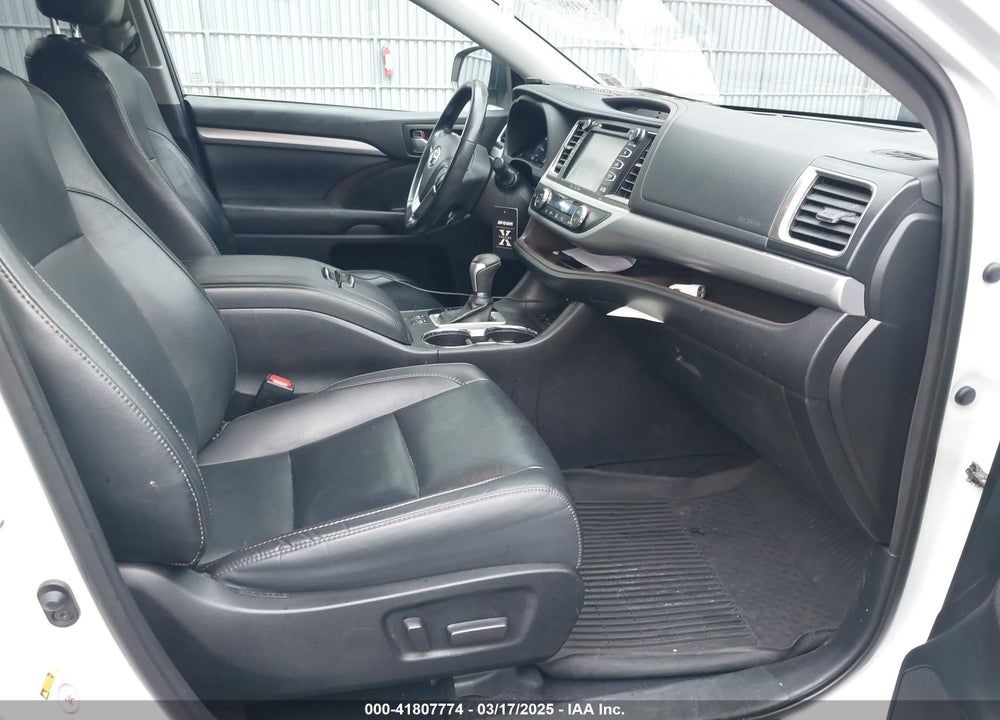 2019 TOYOTA HIGHLANDER XLE VIN: 5TDJZRFH3KS605142