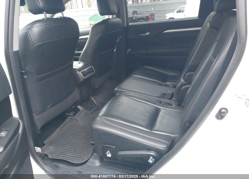 2019 TOYOTA HIGHLANDER XLE VIN: 5TDJZRFH3KS605142