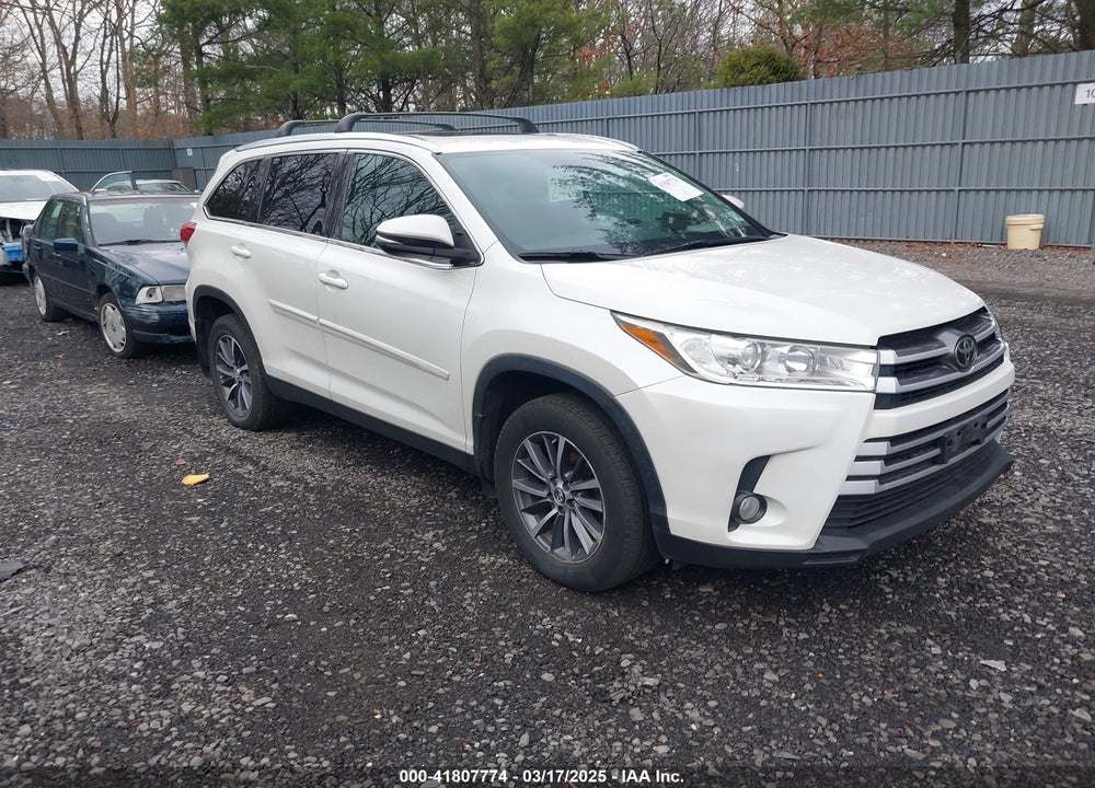 2019 TOYOTA HIGHLANDER XLE VIN: 5TDJZRFH3KS605142