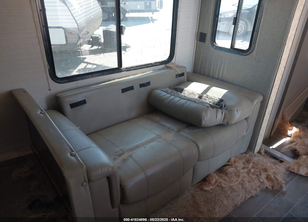 2018 KEYSTONE BULLET VIN: 4YDT27724JT437617