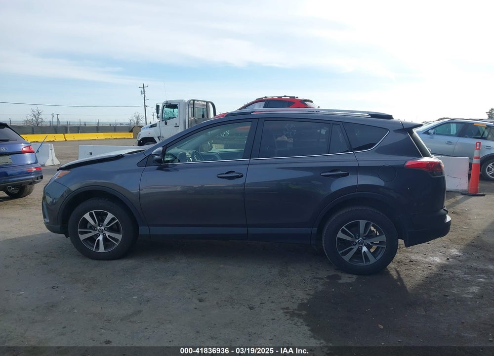 2018 TOYOTA RAV4 XLE VIN: JTMRFREVXJJ749074