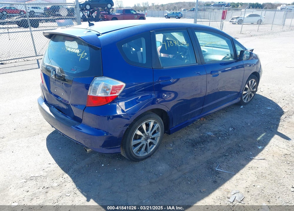 2013 HONDA FIT VIN: JHMGE8H66DC024961