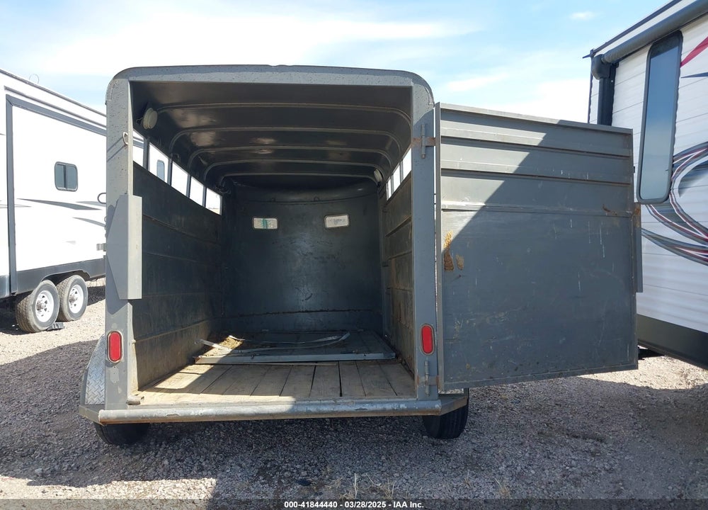 2003 DELTA MANUFACTURING INC LIVESTOCK VIN: 4MWBS13213N011837