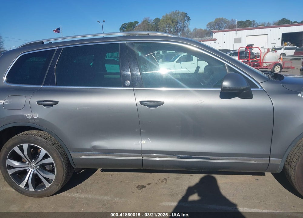 2017 VOLKSWAGEN TOUAREG VIN: WVGRF7BP1HD004308