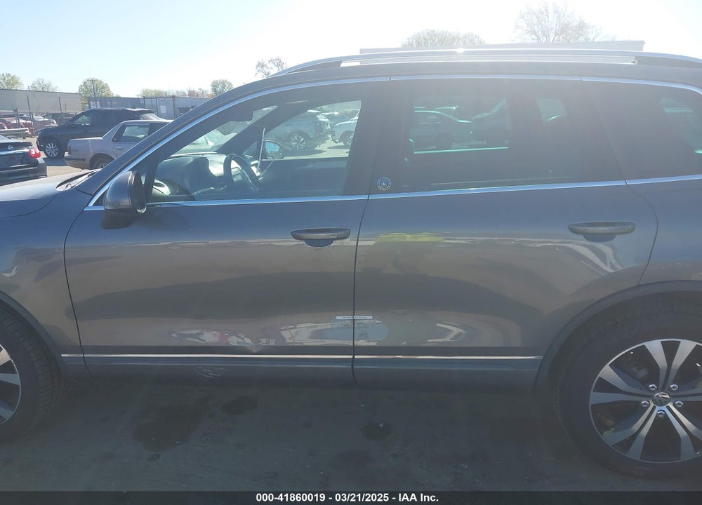 2017 VOLKSWAGEN TOUAREG VIN: WVGRF7BP1HD004308