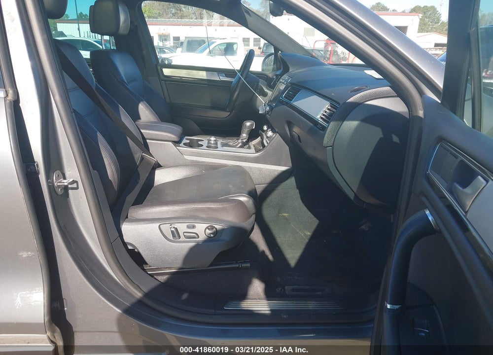 2017 VOLKSWAGEN TOUAREG VIN: WVGRF7BP1HD004308