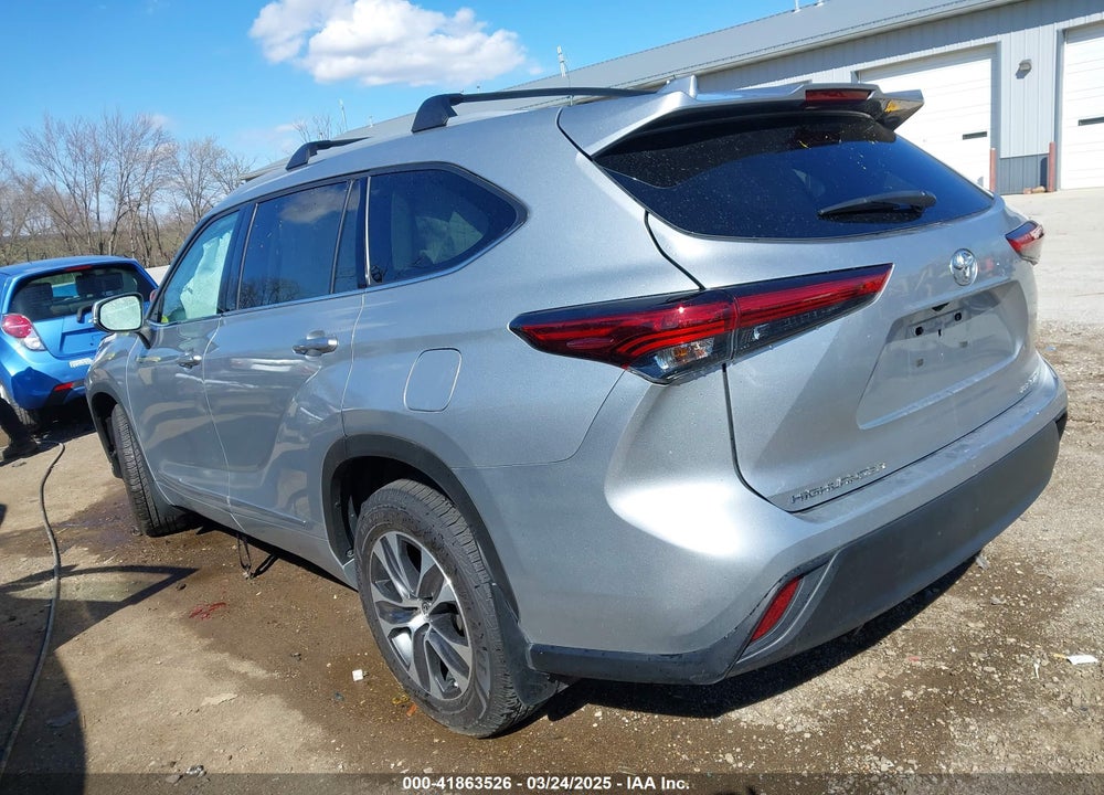2022 TOYOTA HIGHLANDER XLE VIN: 5TDGZRBH4NS575217