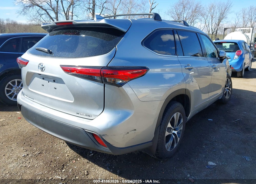 2022 TOYOTA HIGHLANDER XLE VIN: 5TDGZRBH4NS575217