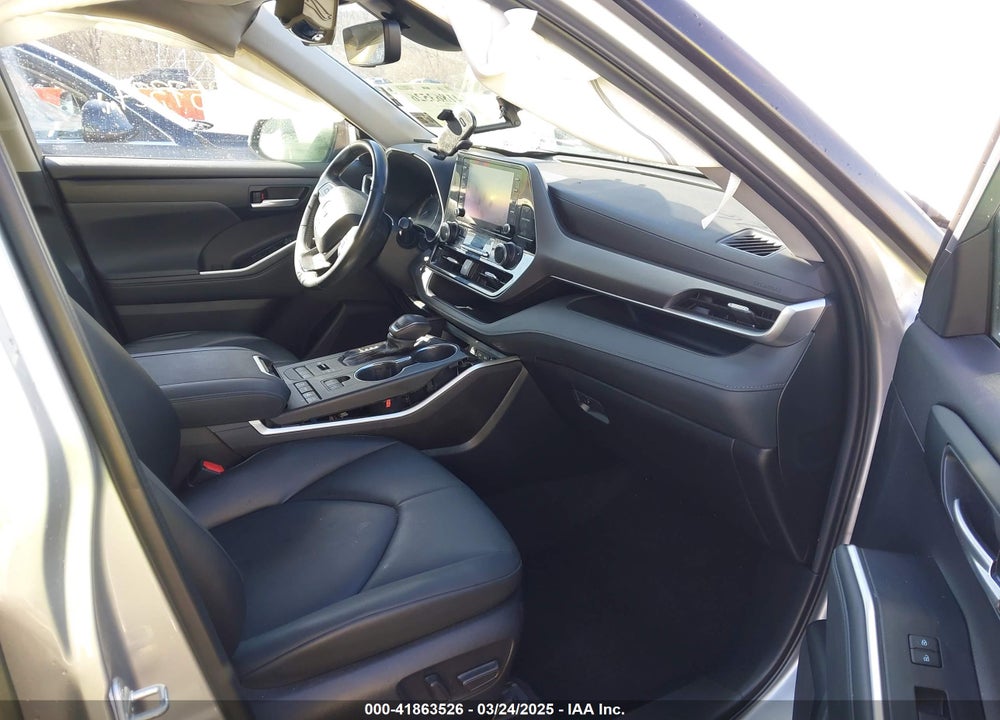 2022 TOYOTA HIGHLANDER XLE VIN: 5TDGZRBH4NS575217