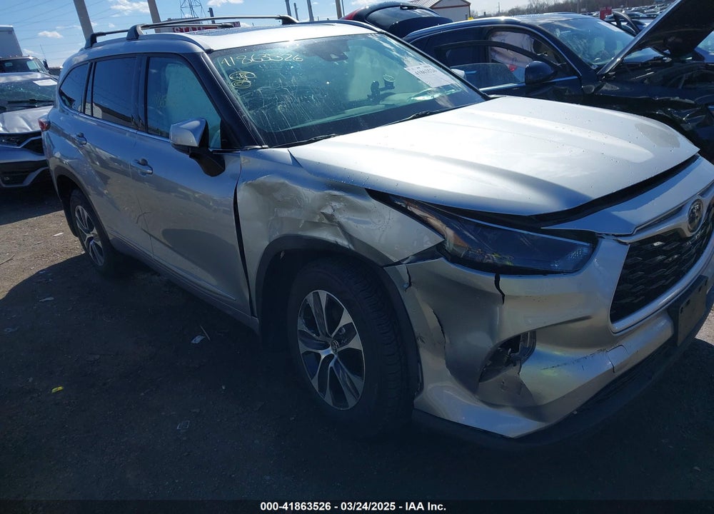 2022 TOYOTA HIGHLANDER XLE VIN: 5TDGZRBH4NS575217