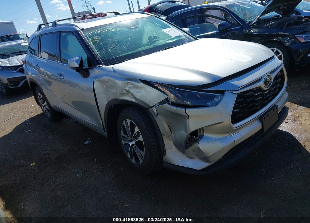 2022 TOYOTA HIGHLANDER XLE VIN: 5TDGZRBH4NS575217