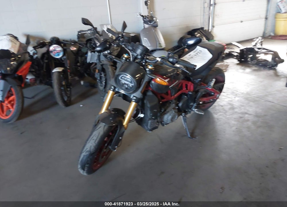 2024 INDIAN MOTORCYCLE CO. FTR R CARBON VIN: 56KRZR226R3018444