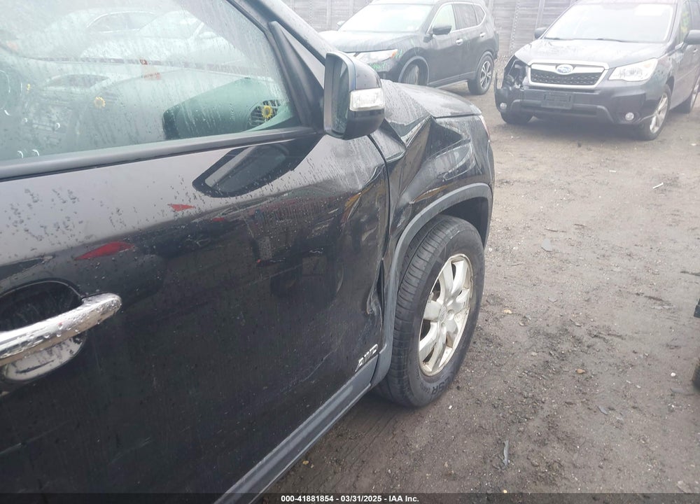 2011 KIA SORENTO VIN: 5XYKTCA14BG141563