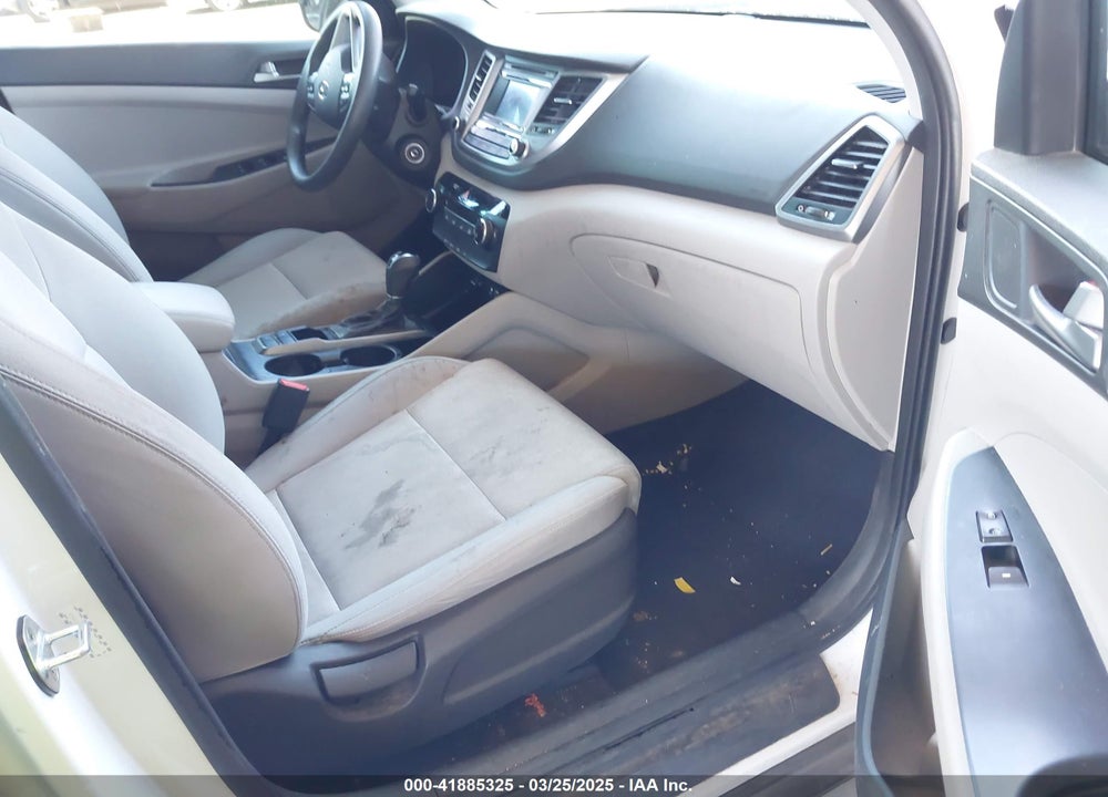 2017 HYUNDAI TUCSON VIN: KM8J23A44HU484577