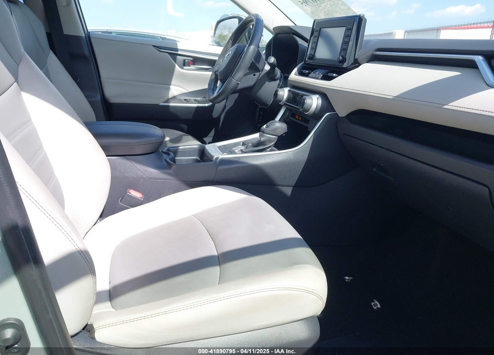 2019 TOYOTA RAV4 XLE PREMIUM VIN: JTMC1RFV5KD014585