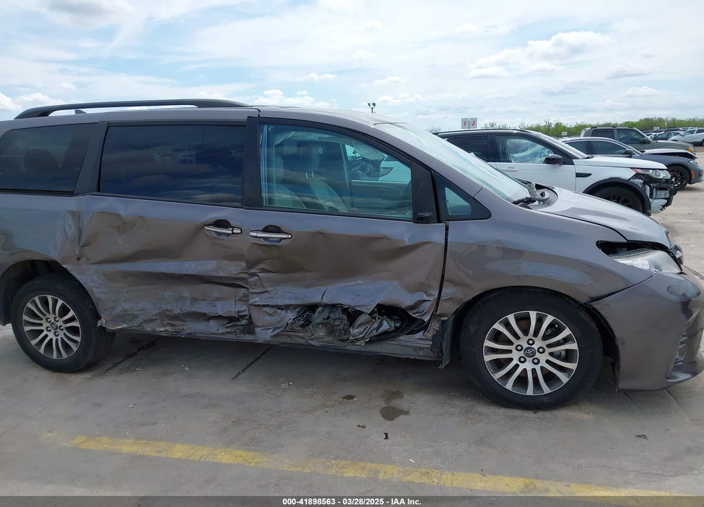 2019 TOYOTA SIENNA XLE 8 PASSENGER VIN: 5TDYZ3DC5KS984521