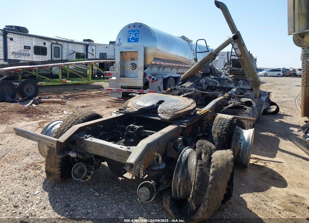 2013 KENWORTH T800 T800 VIN: 1XKDD49X4DJ331147