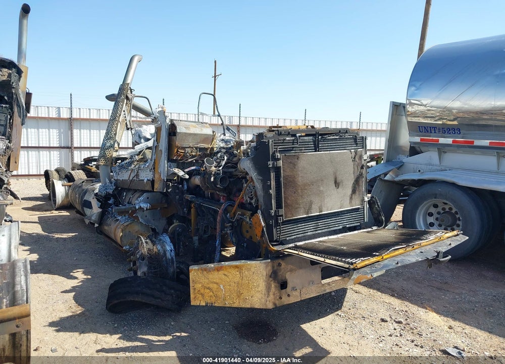 2013 KENWORTH T800 T800 VIN: 1XKDD49X4DJ331147
