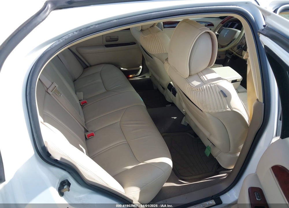 2005 LINCOLN TOWN CAR VIN: 1LNHM82W05Y664360
