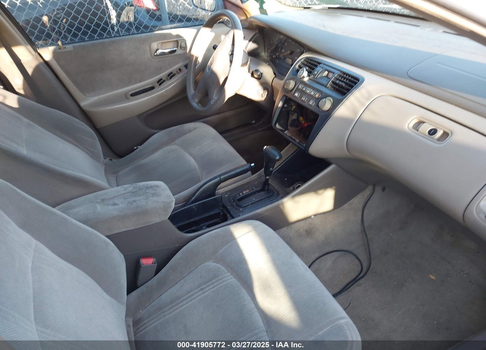 2000 HONDA ACCORD 3.0 LX VIN: 1HGCG1643YA059947