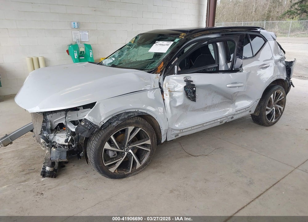 2022 VOLVO XC40 VIN: YV4162UM4N2722947