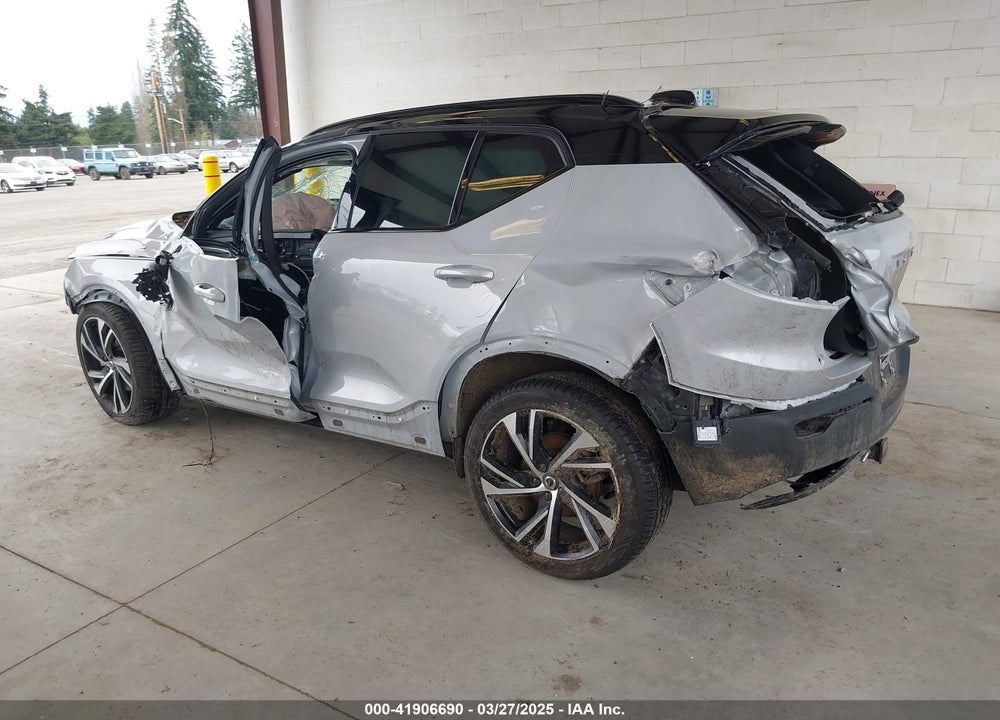 2022 VOLVO XC40 VIN: YV4162UM4N2722947