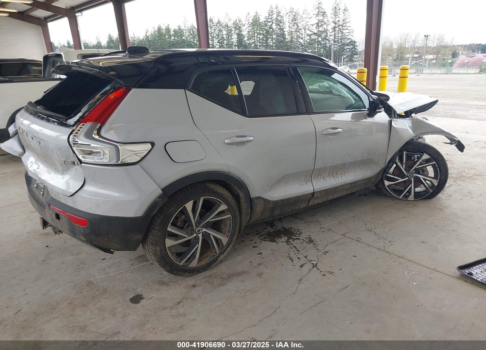 2022 VOLVO XC40 VIN: YV4162UM4N2722947