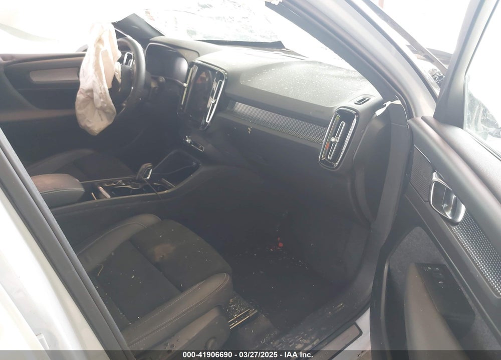 2022 VOLVO XC40 VIN: YV4162UM4N2722947