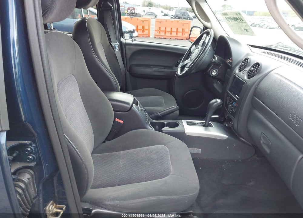 2003 JEEP LIBERTY VIN: 1J4GL58K83W585995
