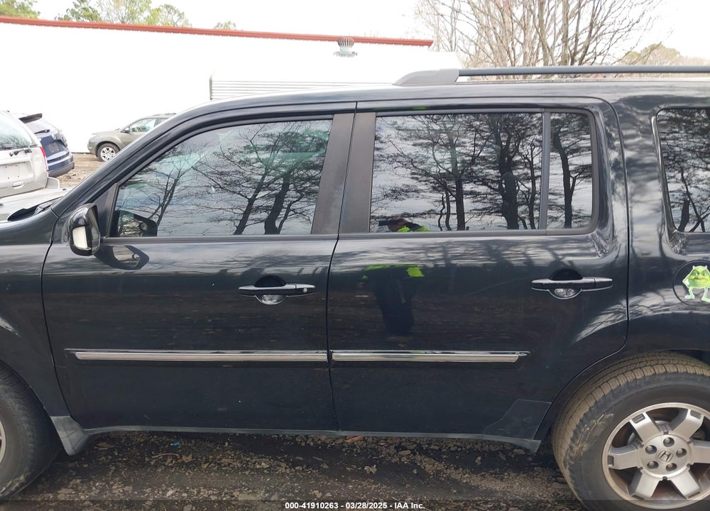 2011 HONDA PILOT VIN: 5FNYF3H95BB005169