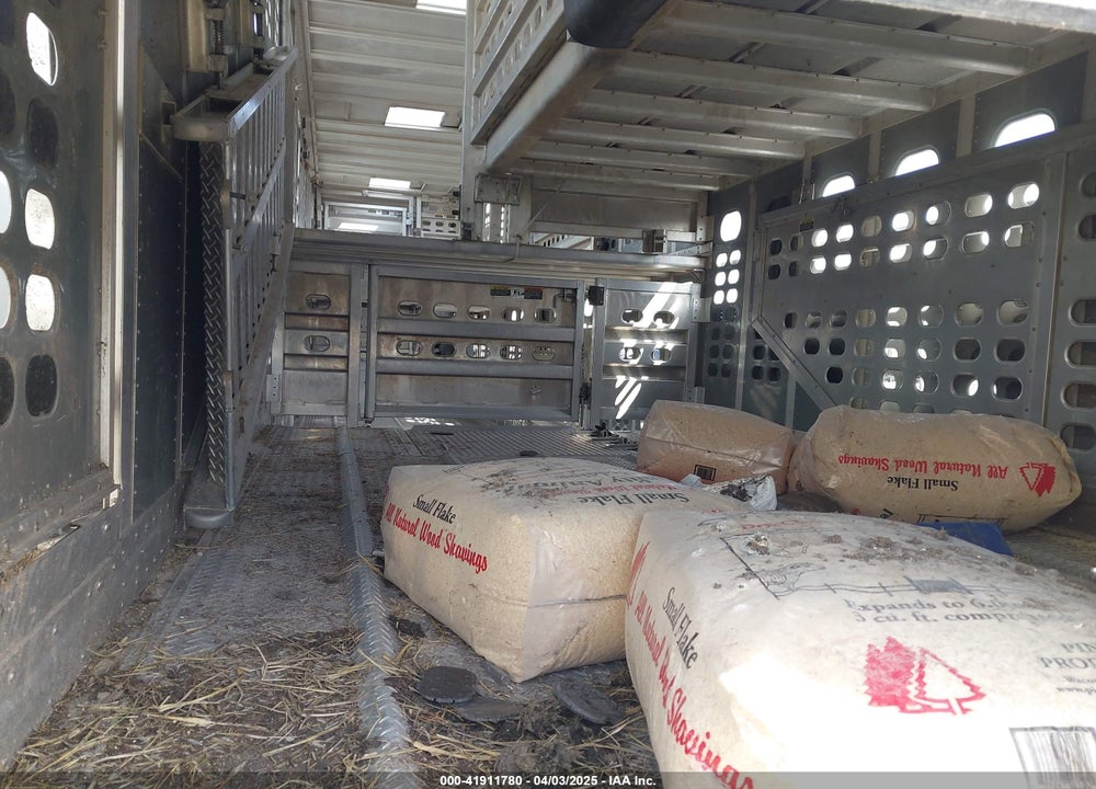 2025 WILSON TRAILER CO LIVESTOCK TRAILER VIN: 1W1K65322S5568621