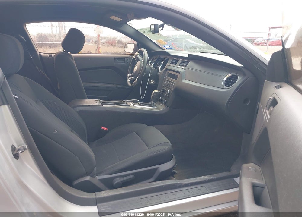 2014 FORD MUSTANG V6 VIN: 1ZVBP8AM0E5215177