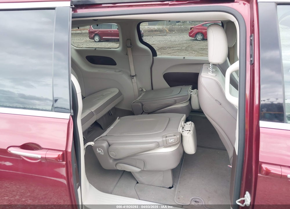 2018 CHRYSLER PACIFICA TOURING L VIN: 2C4RC1BG0JR111685