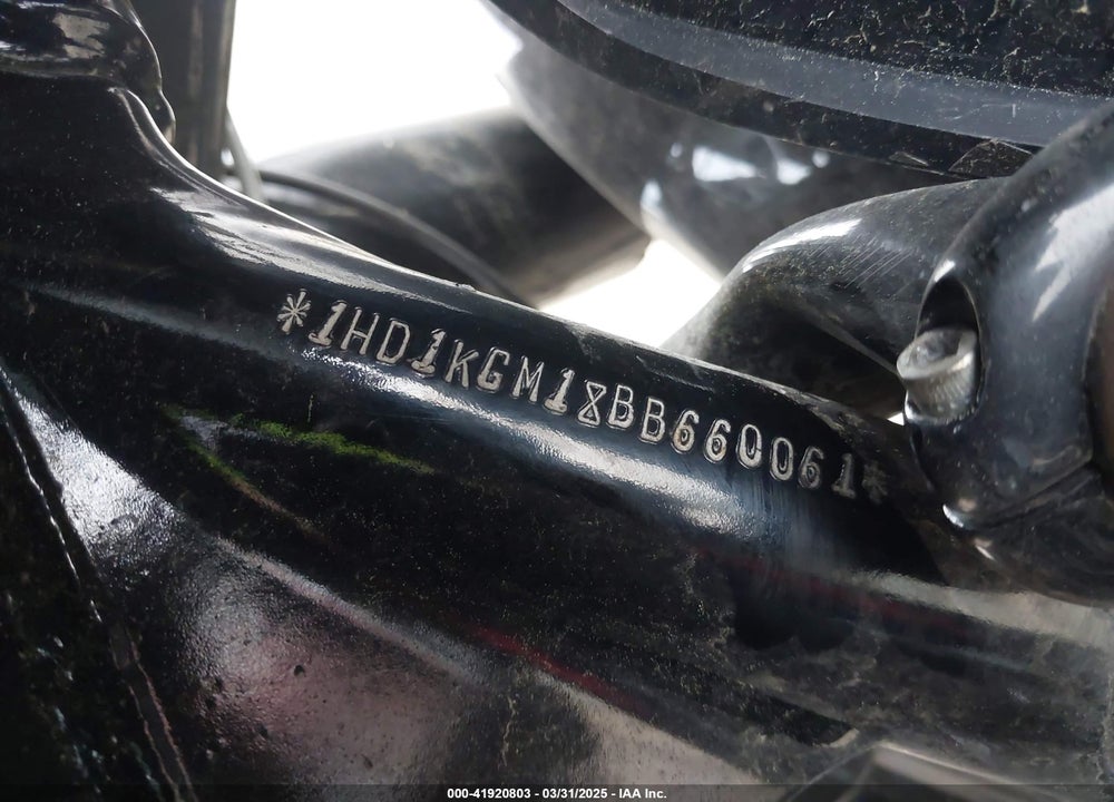 2011 HARLEY-DAVIDSON FLTRU VIN: 1HD1KGM18BB660061