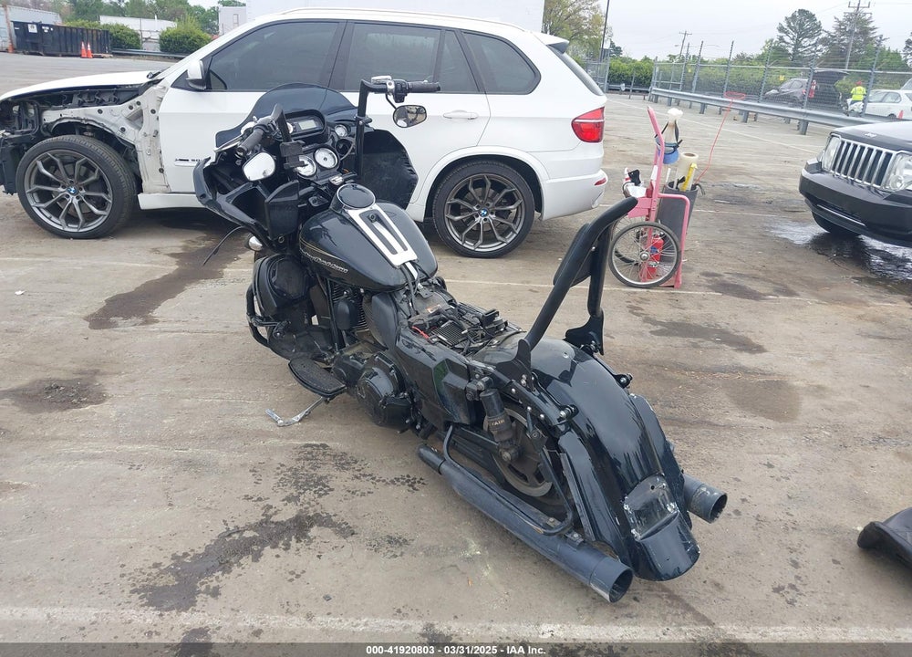 2011 HARLEY-DAVIDSON FLTRU VIN: 1HD1KGM18BB660061