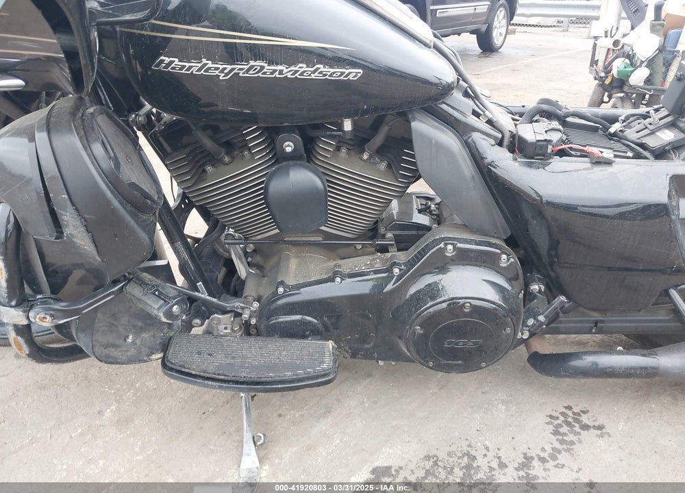 2011 HARLEY-DAVIDSON FLTRU VIN: 1HD1KGM18BB660061