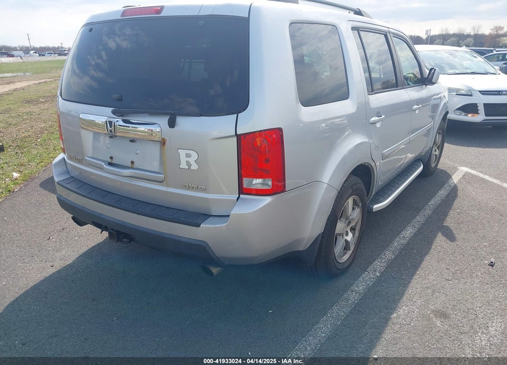 2011 HONDA PILOT VIN: 5FNYF4H68BB017361